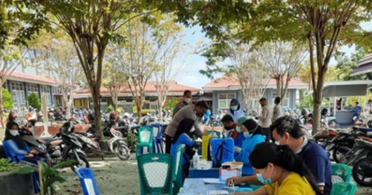 SMA Negeri 1 Ampana Kota Menggelar Vaksinasi