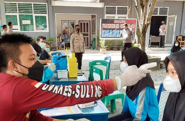 Pelajar Kelas 12 SMAN 1 Ampana Kota Antusias Ikut Vaksinasi