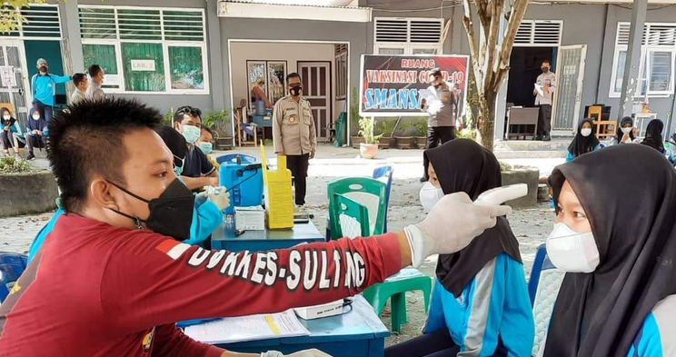 Pelajar Kelas 12 SMAN 1 Ampana Kota Antusias Ikut Vaksinasi